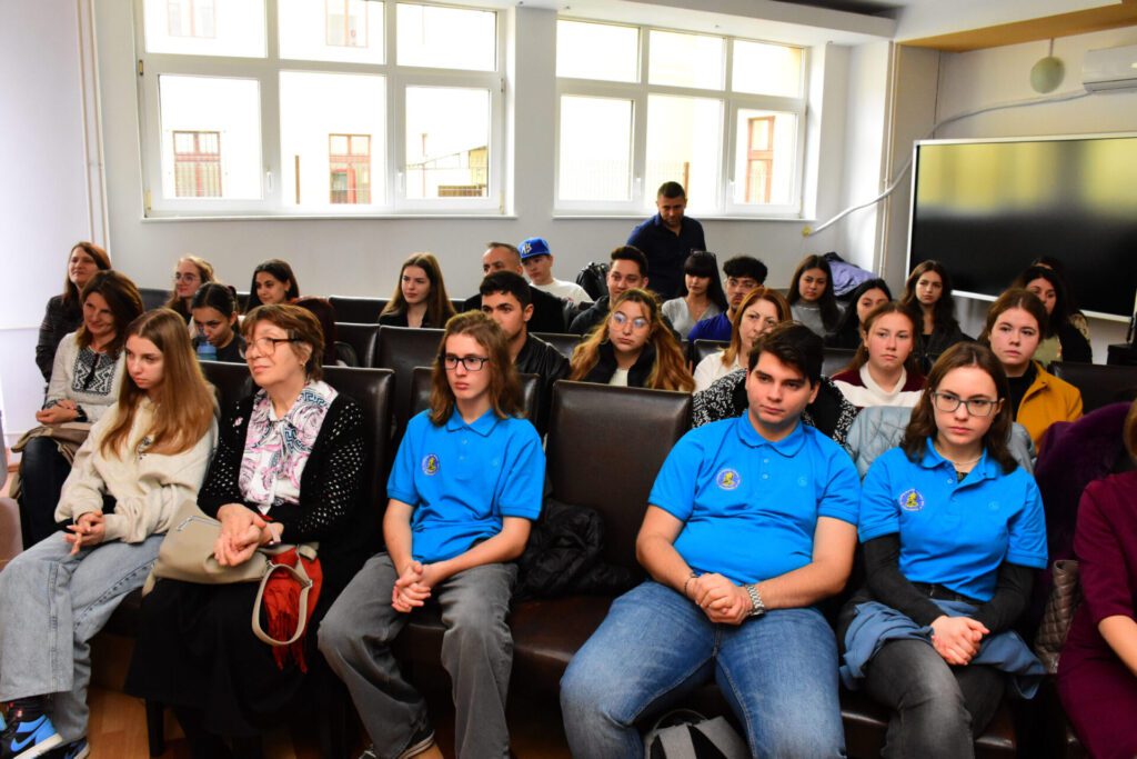 Grup de elevi și profesori într-o sală de clasă, pregătiți pentru concursul de cultură generală, cu focus pe participarea activă și interesul pentru educație.